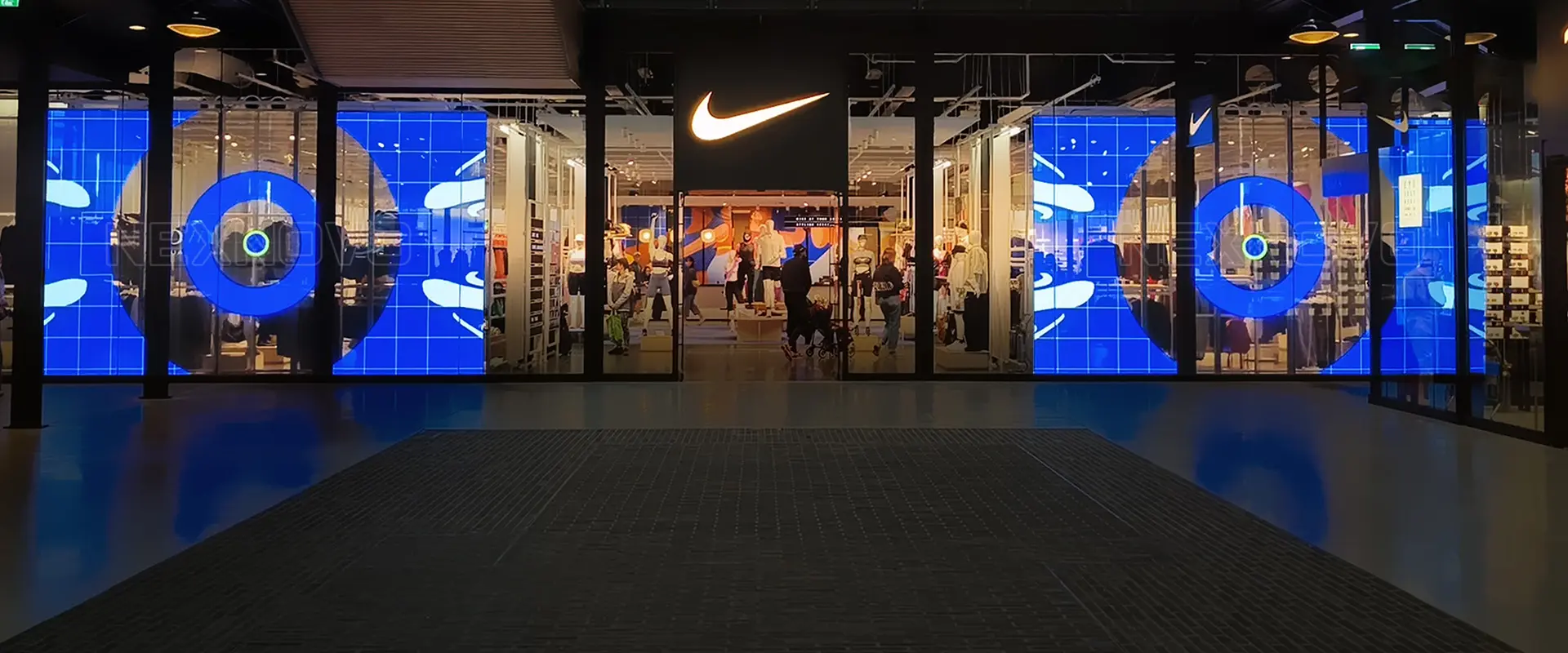 Pantalla LED en escaparate de Nike